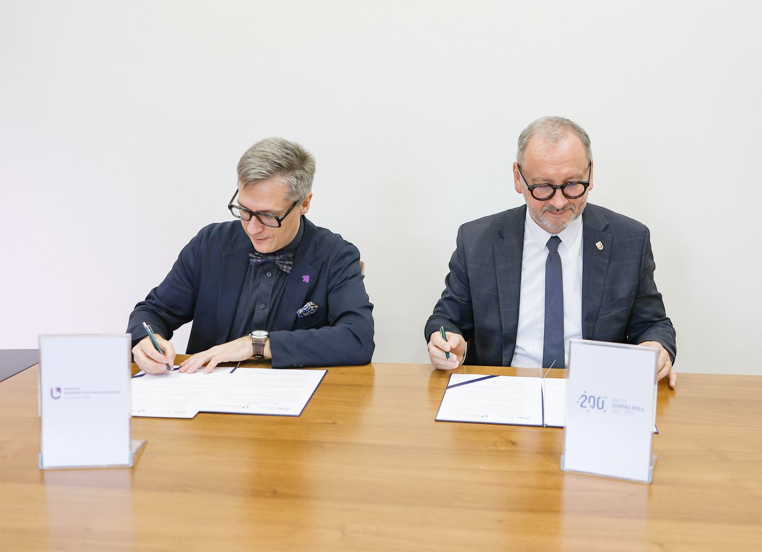 Dziekan Wydziału Ekonomiczno-socjologicznego UŁ, dr hab. Mariusz Sokołowicz, prof. UŁ i prezydent miasta Zduńska Wola, Konrad Pokora, w trakcie podpisywania listu intencyjnego