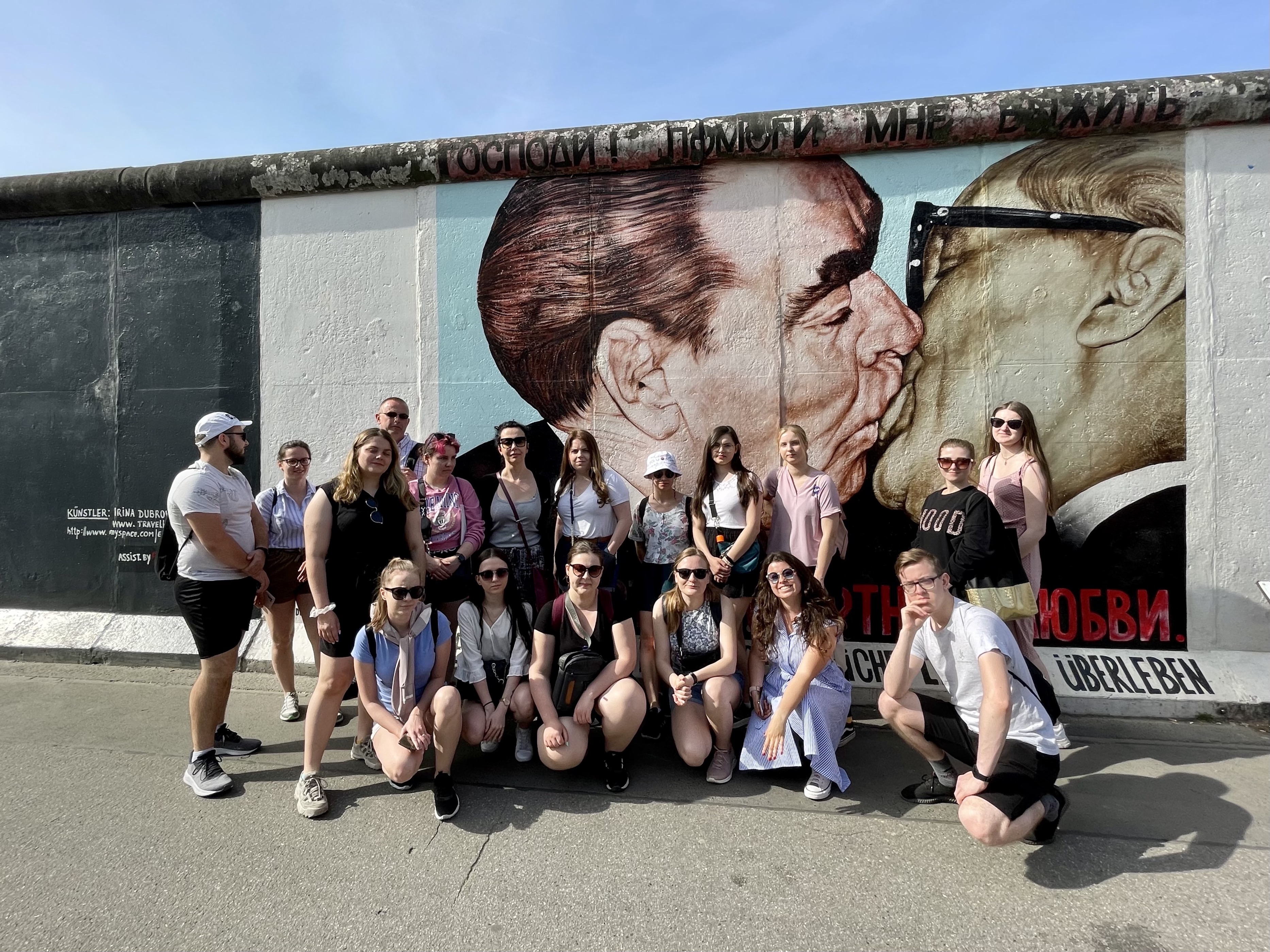 Studenci uczestniczący w zajęciach terenowych