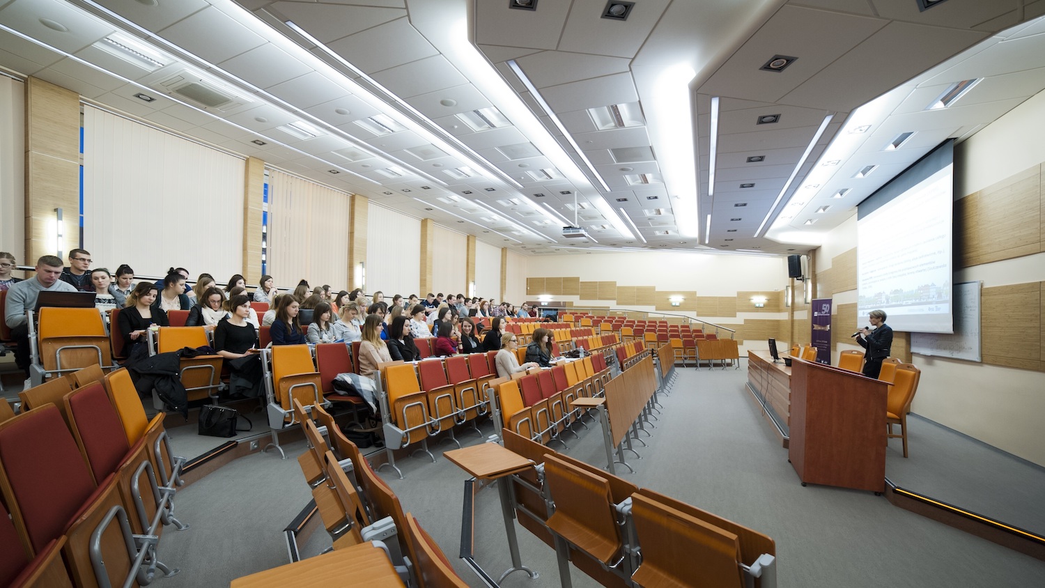 Studenci uczestniczący w zajęciach w budynku uczelni