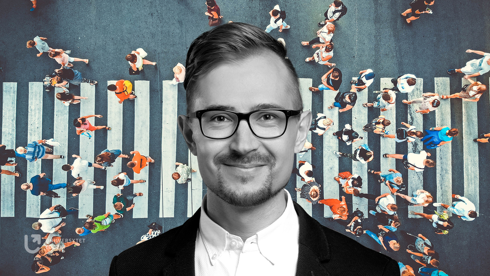 Dr Jakub Zasina na tle zatłoczonego przejścia dla pieszych widzianego z lotu ptaka, pionowo z góry Dr Jakub Zasina na tle zatłoczonego przejścia dla pieszych widzianego z lotu ptaka, pionowo z góry