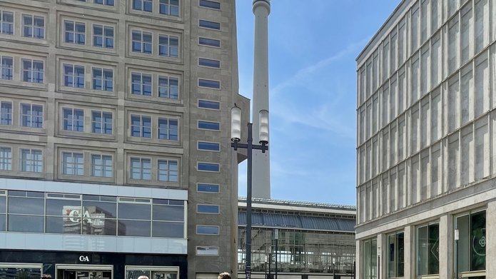 Grupa ludzi na placu miejskim