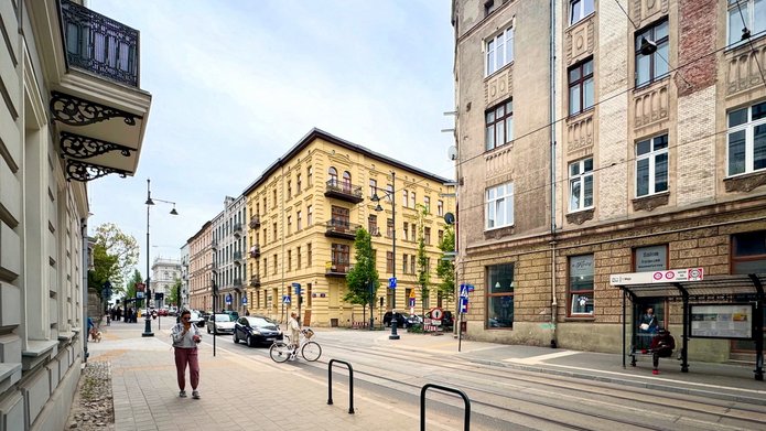 Ulica z zabudową kamieniczną w śródmieściu Łodzi