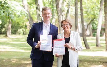 Nagrodzeni studenci pozujący do zdjęcia z dyplomami