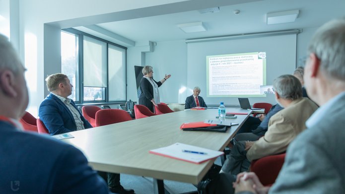 Ludzie zgromadzeni w pomieszczeniu