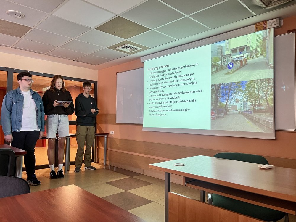 Studenci podczas ćwiczeń terenowych