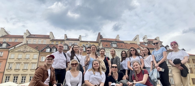 Studenci uczestniczący w zajęciach terenowych