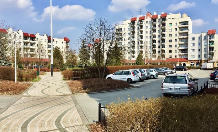Zabudowa blokowa wokół placu na osiedlu mieszkaniowym