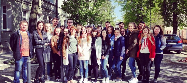 Studenci uczestniczący w zajęciach terenowych