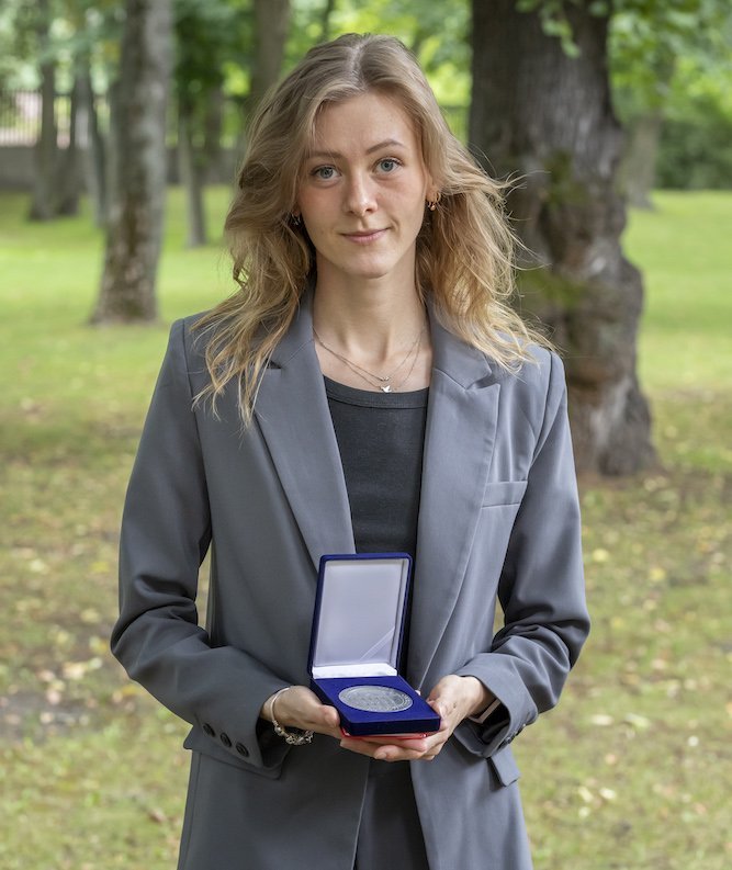 Studentka nagrodzona medalem
