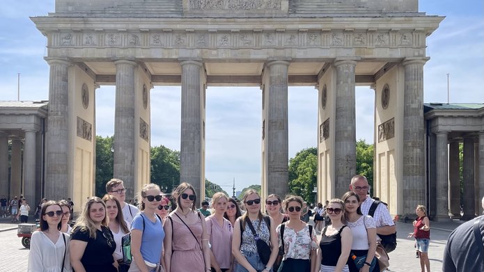 Grupa ludzi na placu miejskim