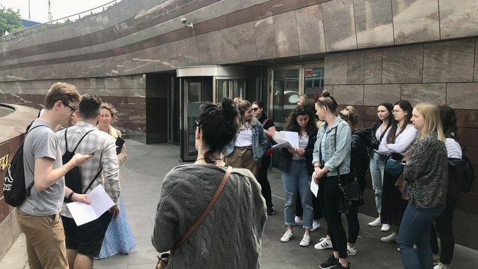 Grupa ludzi na placu miejskim