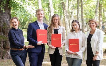 Nagrodzeni studenci pozujący do zdjęcia z dyplomami