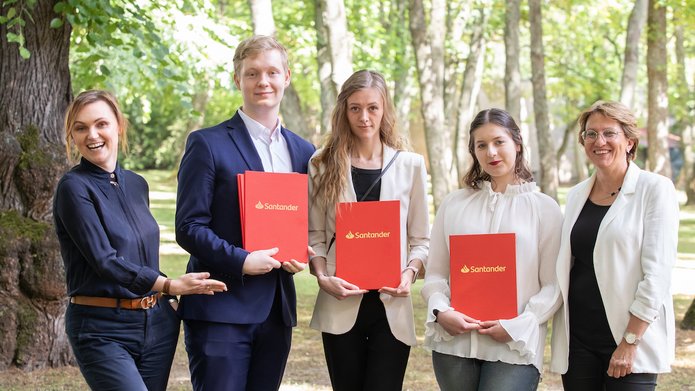 Nagrodzeni studenci pozujący do zdjęcia z dyplomami