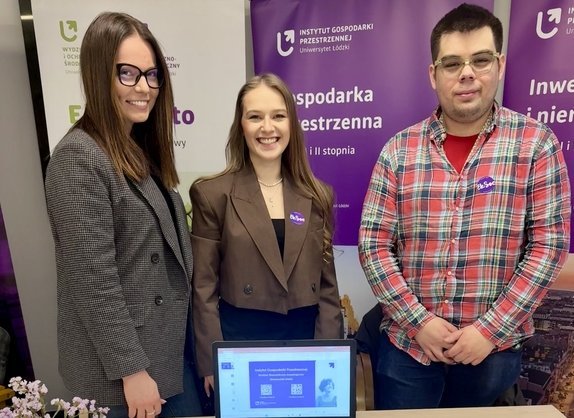 pracownicy IGP na stoisku