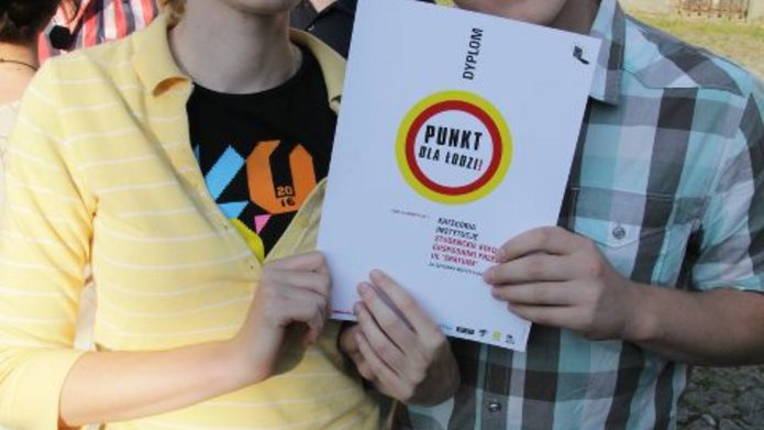 Studenci trzymający nagrodę