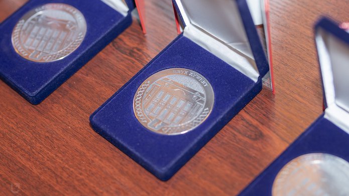 Medale leżące na blacie