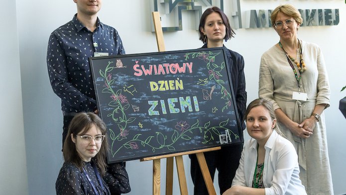 Spotkanie ludzi w pomieszczeniu