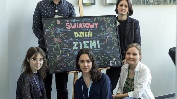 Spotkanie ludzi w pomieszczeniu