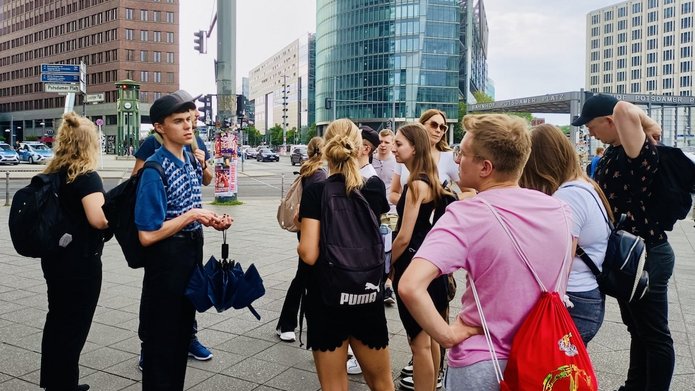 Grupa studentów w przestrzeni Berlina